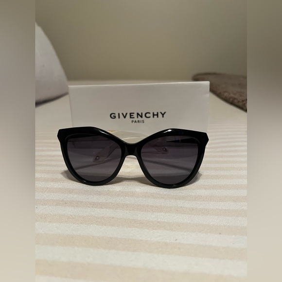 Givenchy Accessories - NEW IN BOX | Women’s Givenchy 55MM Oversized Round Tortoiseshell Sunglasses